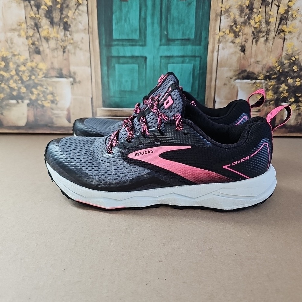Brooks Divide 2 Women's Size 9.5 B (Medium) Running Shoes Black Pink